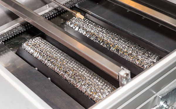 传统波峰焊设备无法焊接带开孔夹具的pcba,然而设置专用喷嘴选择性